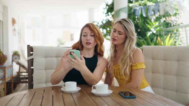 Dos Mujeres Hacen Selfie Por Teléfono Inteligente Sentado Mesa Terraza — Vídeos de Stock