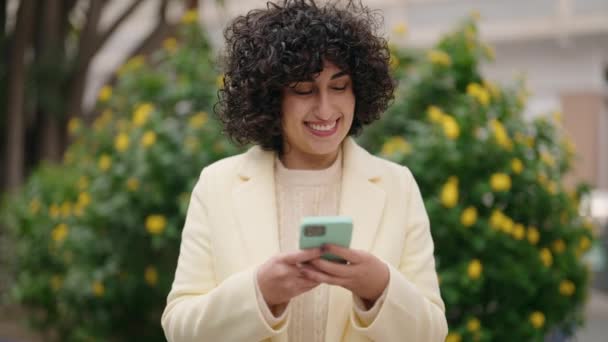 Junge Frau Lächelt Selbstbewusst Mit Smartphone Park — Stockvideo