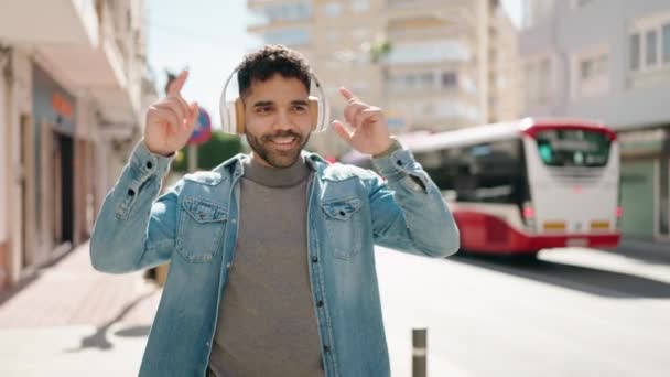 Genç Arap Adam Kendinden Emin Bir Şekilde Gülerek Sokakta Müzik — Stok video