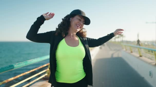 Kobieta Średnim Wieku Ubrana Strój Sportowy Słuchająca Muzyki Tańcząca Nad — Wideo stockowe