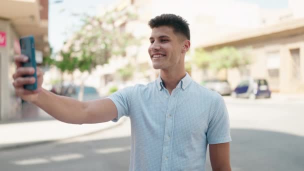 Νεαρός Ισπανόφωνος Χαμογελά Σίγουρος Κάνοντας Selfie Από Smartphone Στο Δρόμο — Αρχείο Βίντεο