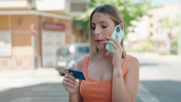 Junge Schöne Hispanische Frau Benutzt Smartphone Und Kreditkarte Auf Der — Stockvideo