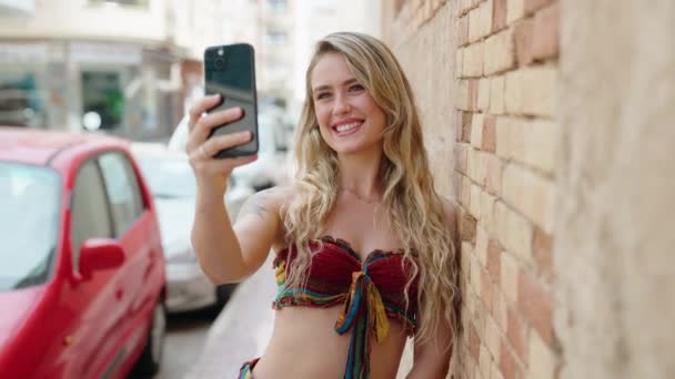 Jong Blond Vrouw Glimlachen Zelfverzekerd Maken Selfie Door Smartphone Straat — Stockvideo