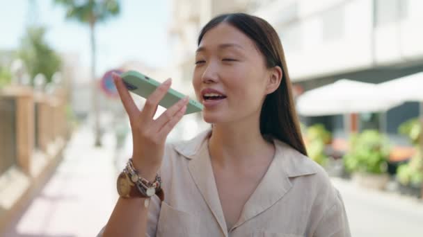 Chinesin Lächelt Selbstbewusst Und Spricht Auf Der Straße Mit Dem — Stockvideo