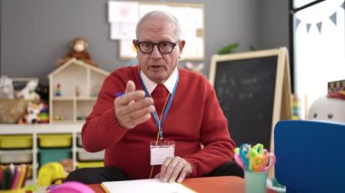 Son sınıf öğretmeni olarak çalışmak, kağıt yazmak ve anaokulunda konuşmak.