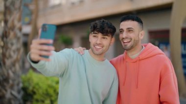 Genç İspanyol çift gülümsüyor. Kendilerine güveniyorlar.