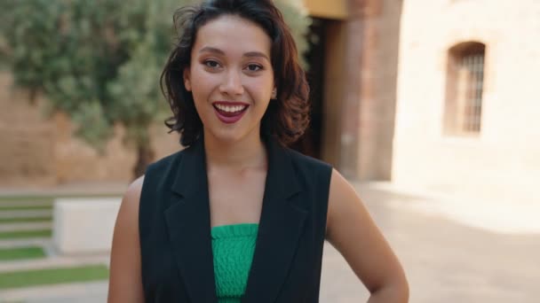 Jonge Mooie Latino Vrouw Staan Met Verrassing Uitdrukking Straat — Stockvideo