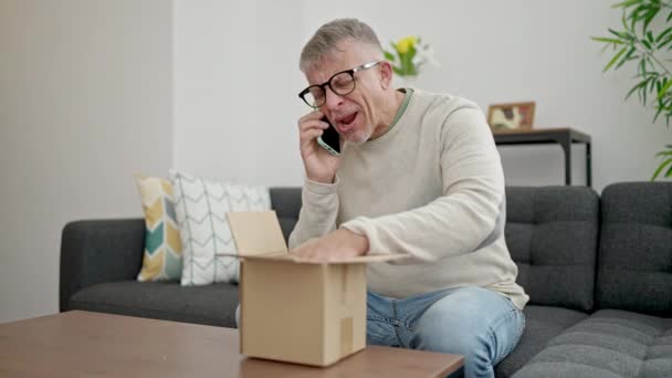 Medelålders Gråhårig Man Talar Smartphone Argumentera För Paket Hemma — Stockvideo