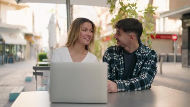 Pasangan Muda Tersenyum Percaya Diri Menggunakan Laptop Teras Kedai Kopi — Stok Video