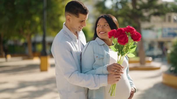 Tineri Latini Cuplu Zâmbind Încrezător Supriză Buchet Trandafiri Parc — Videoclip de stoc