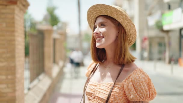Joven Mujer Pelirroja Turista Usando Sombrero Verano Usando Cámara Vintage — Vídeo de stock