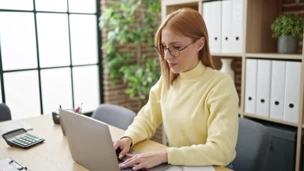 Jovem Loira Mulher Empresária Trabalhando Estressado Usando Laptop Escritório — Vídeo de Stock