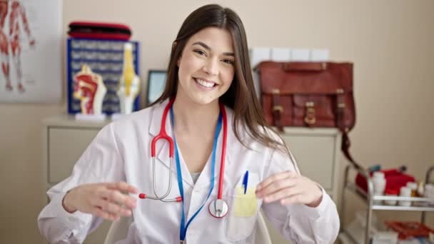 Young Beautiful Hispanic Woman Doctor Doing Heart Gesture Hands Clinic — Vídeo de stock