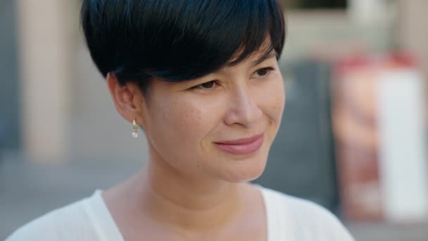Middelbare Leeftijd Chinese Vrouw Glimlachen Zelfverzekerd Kijken Naar Zijkant Straat — Stockvideo