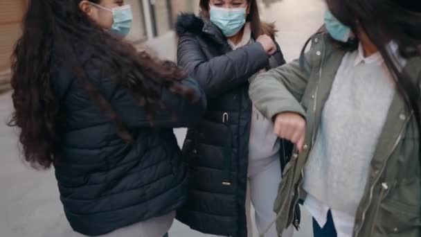 Mãe Filhas Vestindo Máscara Médica Cotovelo Colisão Rua — Vídeo de Stock
