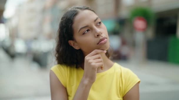 Junge Afroamerikanerin Steht Mit Zweifelnder Miene Auf Der Straße — Stockvideo