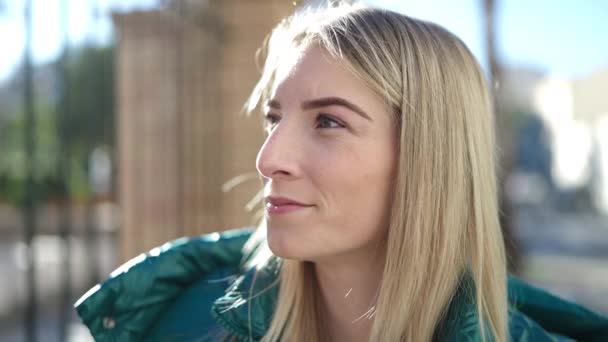 Молодая Блондинка Стоящая Серьезным Выражением Улице — стоковое видео