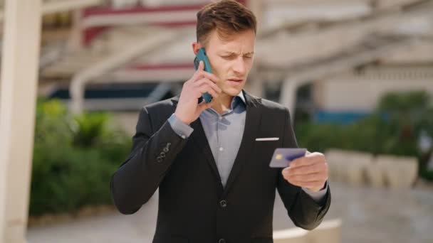 Kafkasyalı Genç Adam Sokakta Kredi Kartıyla Akıllı Telefondan Konuşuyor — Stok video