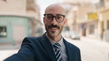 Latin asıllı genç bir yöneticinin sokakta görüntülü konuşması var.