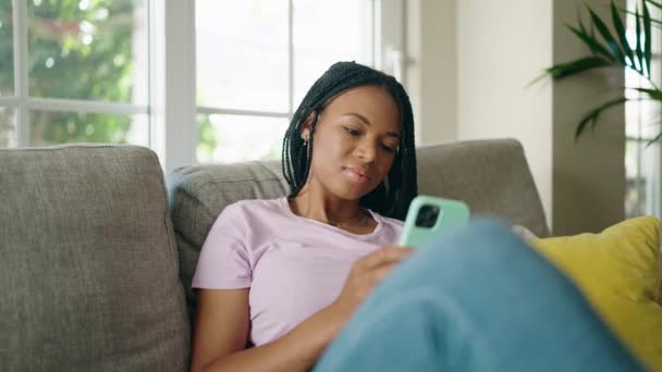 Afrikai Amerikai Használ Okostelefon Kanapén Otthon — Stock videók