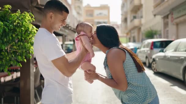 Ισπανόφωνη Οικογένεια Αγκαλιάζονται Και Φιλιούνται Στο Δρόμο — Αρχείο Βίντεο