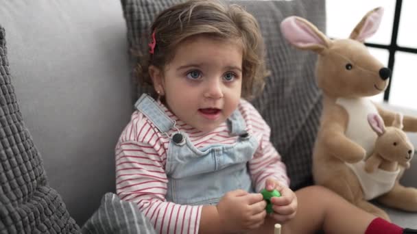 Urocza Latynoska Dziewczyna Gra Kosza Gry Siedzi Kanapie Przez Choinkę — Wideo stockowe