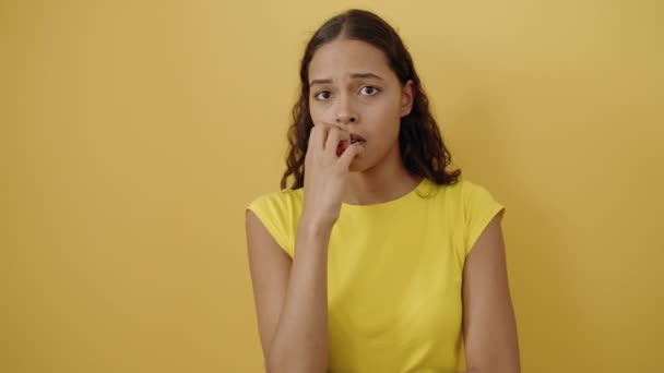 Jonge Afrikaanse Amerikaanse Vrouw Staan Met Nerveuze Uitdrukking Geïsoleerde Gele — Stockvideo