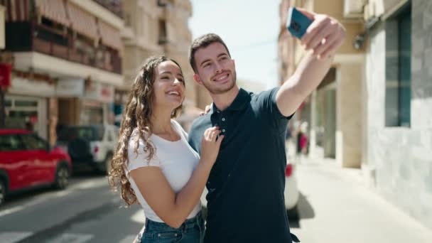 Jeune Couple Hispanique Souriant Confiant Faire Selfie Par Smartphone Rue — Video