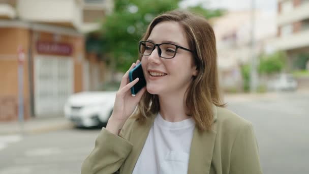 Young Woman Business Worker Talking Smartphone Street — Videoclip de stoc