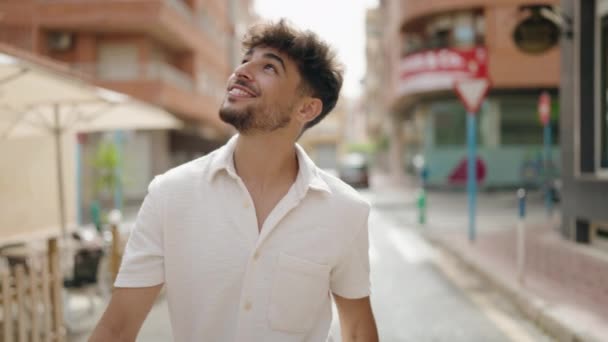 Fiatal Arab Férfi Mosolyog Magabiztos Séta Utcán — Stock videók