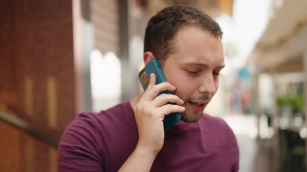 Genç Adam Gülümsüyor Kendine Güveniyor Sokakta Akıllı Telefondan Konuşuyor — Stok video
