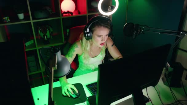 Young Beautiful Hispanic Woman Streamer Playing Video Game Using Computer — Vídeo de Stock