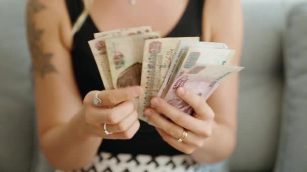 年轻女人在家里数着埃及镑钞票 — 图库视频影像