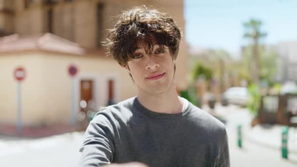 Genç Spanyol Adam Gülümsüyor Kendinden Emin Sokakta Kol Hareketi Yapıyor — Stok video