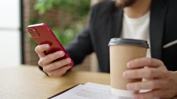 Jovem Árabe Homem Trabalhador Negócios Usando Smartphone Beber Café Escritório — Vídeo de Stock