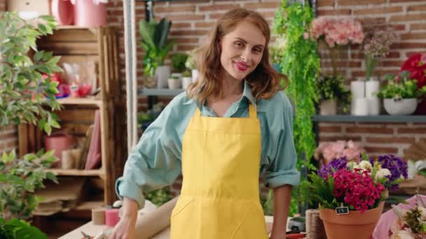 Молода Красива Іспаномовна Жінка Флорист Посміхається Впевнено Тримає Відкриту Дошку — стокове відео