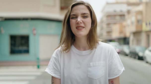 Νεαρή Γυναίκα Χαμογελά Σίγουρος Κάνει Κακή Χειρονομία Δάχτυλα Στο Δρόμο — Αρχείο Βίντεο