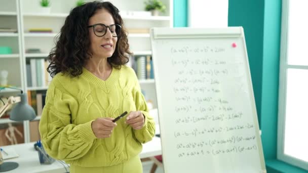 Profesoară Hispanică Vârstă Mijlocie Care Explică Exercițiile Matematică Universitatea Bibliotecii — Videoclip de stoc