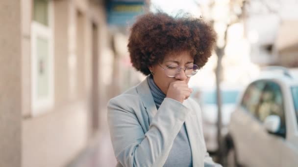 アフリカ系アメリカ人の女性が通りで咳 — ストック動画
