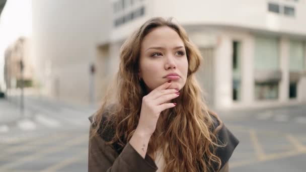 Sokakta Şüpheli Bir Ifadeyle Duran Genç Spanyol Kadın — Stok video