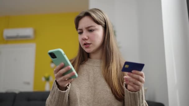 Jong Blond Vrouw Met Behulp Van Smartphone Credit Card Zitten — Stockvideo