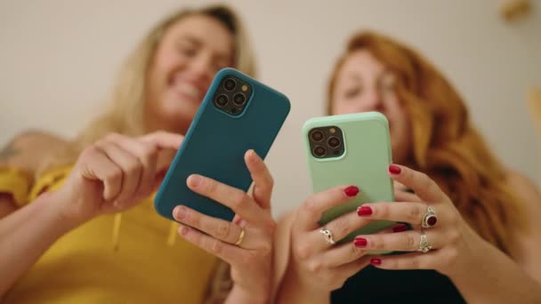 Due Donne Che Utilizzano Smartphone Piedi Casa — Video Stock