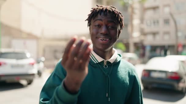 Afrykański Amerykanin Uśmiecha Się Pewnie Robiąc Gest Palcem Ulicy — Wideo stockowe