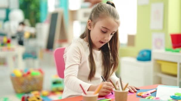 Adorable Hispanic Girl Preschool Student Sitting Table Drawing Paper Kindergarten — Stockvideo