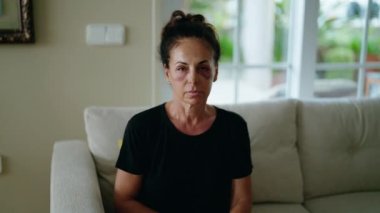 Orta yaşlı İspanyol kadın evde aile içi şiddet jestini durdurdu