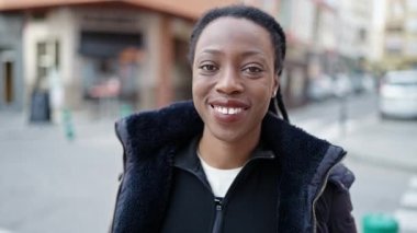Sokakta kendine güvenen Afrikalı Amerikalı kadın gülümsüyor