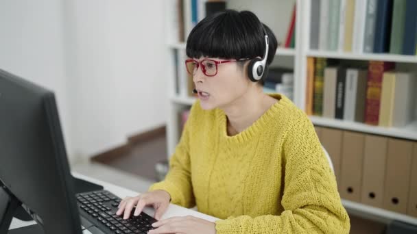 Jovem Chinesa Estudante Ter Vídeo Chamada Escrita Notebook Universidade Biblioteca — Vídeo de Stock