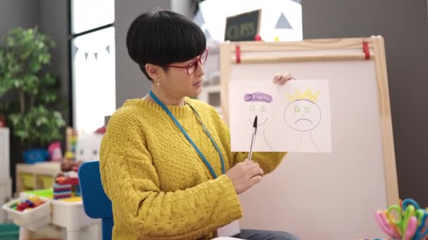 Молодая Китаянка Воспитательница Дошкольного Возраста Проходит Эмоциональную Терапию Детском Саду — стоковое видео