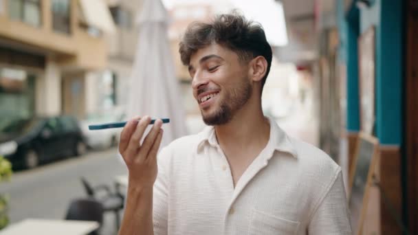 Νεαρός Άραβας Άνδρας Χαμογελά Σίγουρος Μιλώντας Στο Smartphone Στο Δρόμο — Αρχείο Βίντεο
