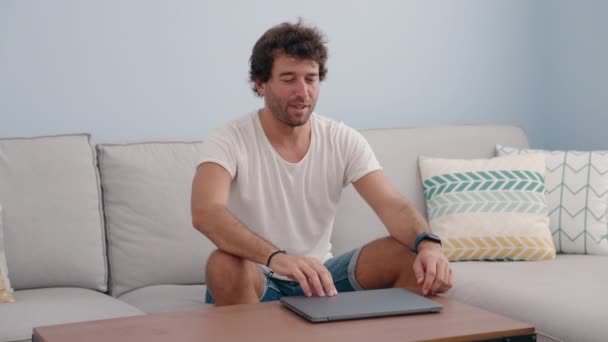 Jovem Hispânico Esticando Braços Sentados Sofá Casa — Vídeo de Stock